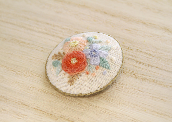 ３つのお花を並べて　刺繍ブローチ 2枚目の画像