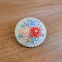 ３つのお花を並べて　刺繍ブローチ 5枚目の画像