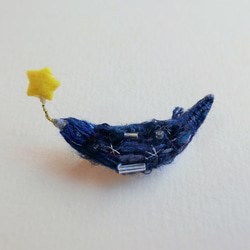 希望の星をくわえて夜空を舞う青い鳥 刺繍 ブローチ 1枚目の画像