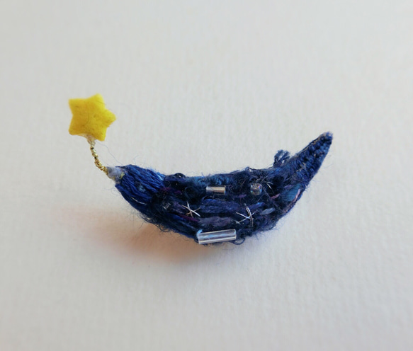 希望の星をくわえて夜空を舞う青い鳥 刺繍 ブローチ 1枚目の画像