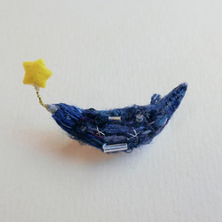 希望の星をくわえて夜空を舞う青い鳥 刺繍 ブローチ 2枚目の画像