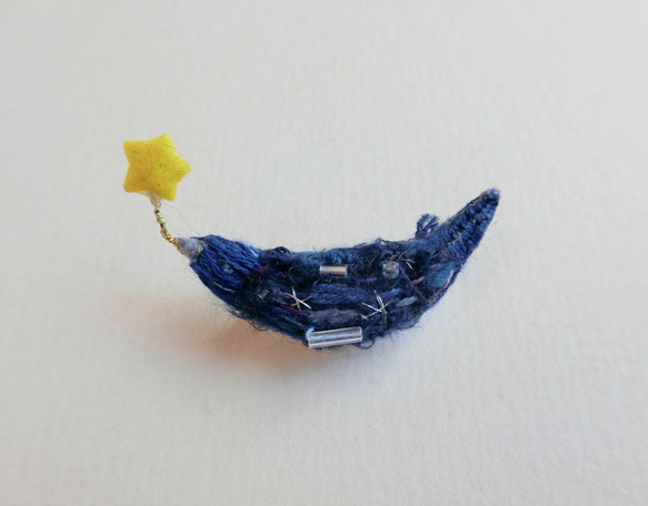 希望の星をくわえて夜空を舞う青い鳥 刺繍 ブローチ 2枚目の画像