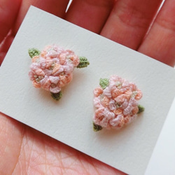 ピンクの紫陽花刺繍ピアス 1枚目の画像