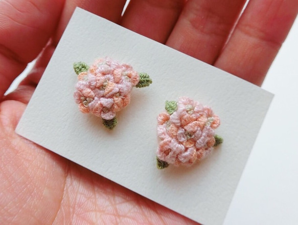 ピンクの紫陽花刺繍ピアス 1枚目の画像