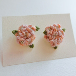 ピンクの紫陽花刺繍ピアス 2枚目の画像