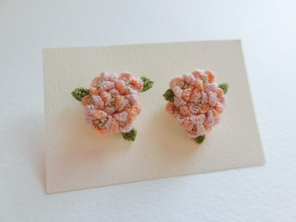 ピンクの紫陽花刺繍ピアス 2枚目の画像