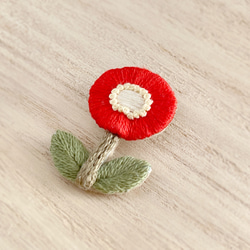 一輪の赤いお花 刺繍ブローチ 2枚目の画像