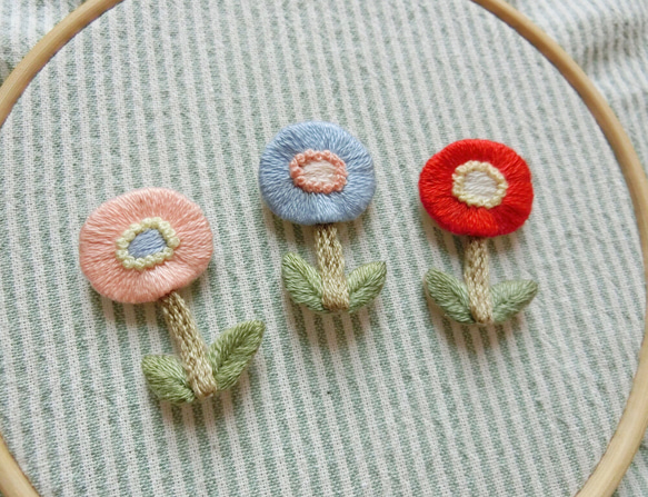 一輪の赤いお花 刺繍ブローチ 4枚目の画像