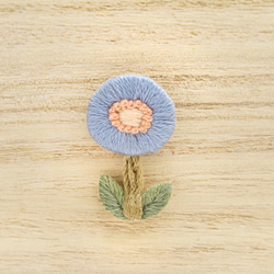 一輪の水色のお花　刺繍ブローチ 1枚目の画像