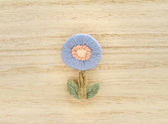 一輪の水色のお花　刺繍ブローチ 1枚目の画像