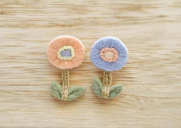 一輪の水色のお花　刺繍ブローチ 2枚目の画像