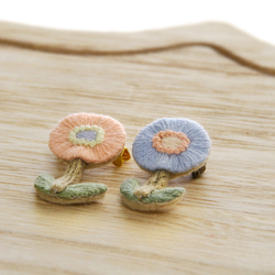 一輪の水色のお花　刺繍ブローチ 3枚目の画像