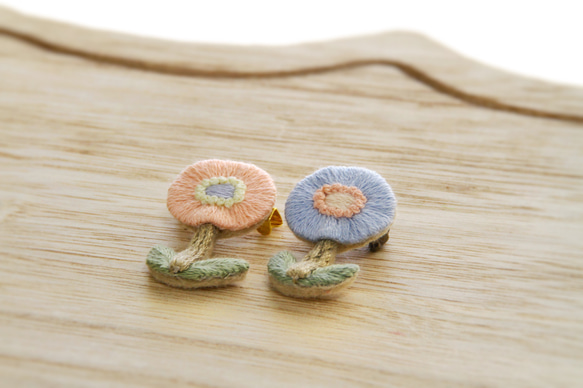 一輪の水色のお花　刺繍ブローチ 3枚目の画像