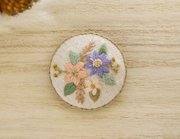 お花の手刺繍ブローチ 1枚目の画像