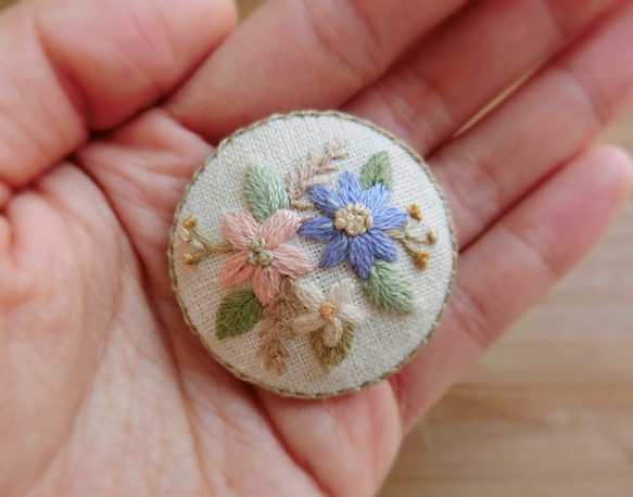 お花の手刺繍ブローチ 5枚目の画像