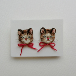 猫　手刺繍　赤リボン　ピアス 1枚目の画像