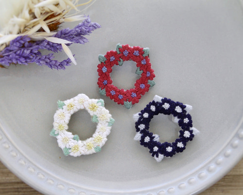 週末特価)立体刺繍 リースブローチ フラワーリース 刺繍ブローチ(ネイビー) ブローチ RURUアート