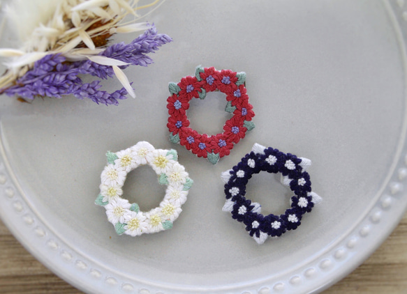 立体刺繍］可憐なすずらんリースブローチ ブローチ greco 通販