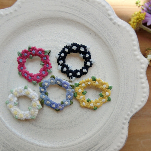 フラワーリース 刺繍ブローチ(ネイビー) ブローチ RURUアート