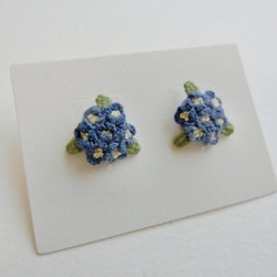 紫陽花　青紫　手刺繍　ピアス 2枚目の画像