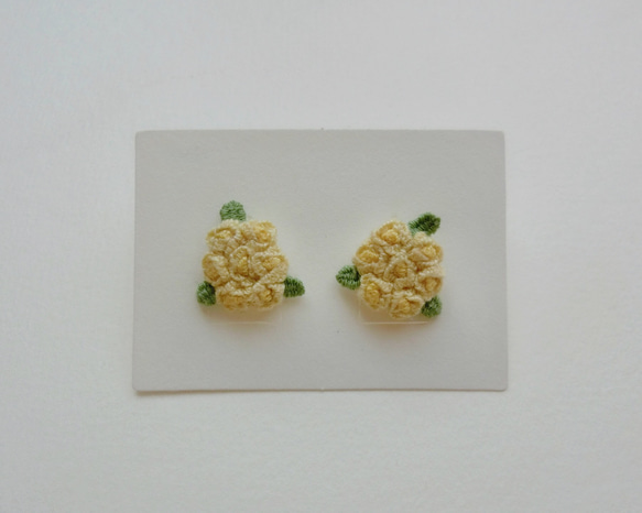 黄色の紫陽花　手刺繍　ピアス 1枚目の画像