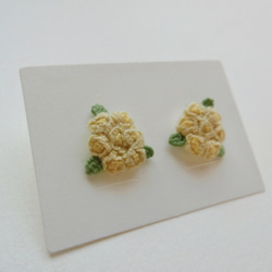 黄色の紫陽花　手刺繍　ピアス 2枚目の画像