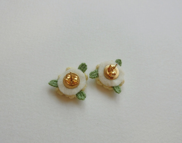 黄色の紫陽花　手刺繍　ピアス 3枚目の画像