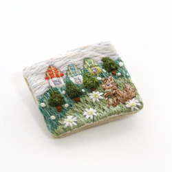 森の中で暮らすリス 刺繍ブローチ 2枚目の画像