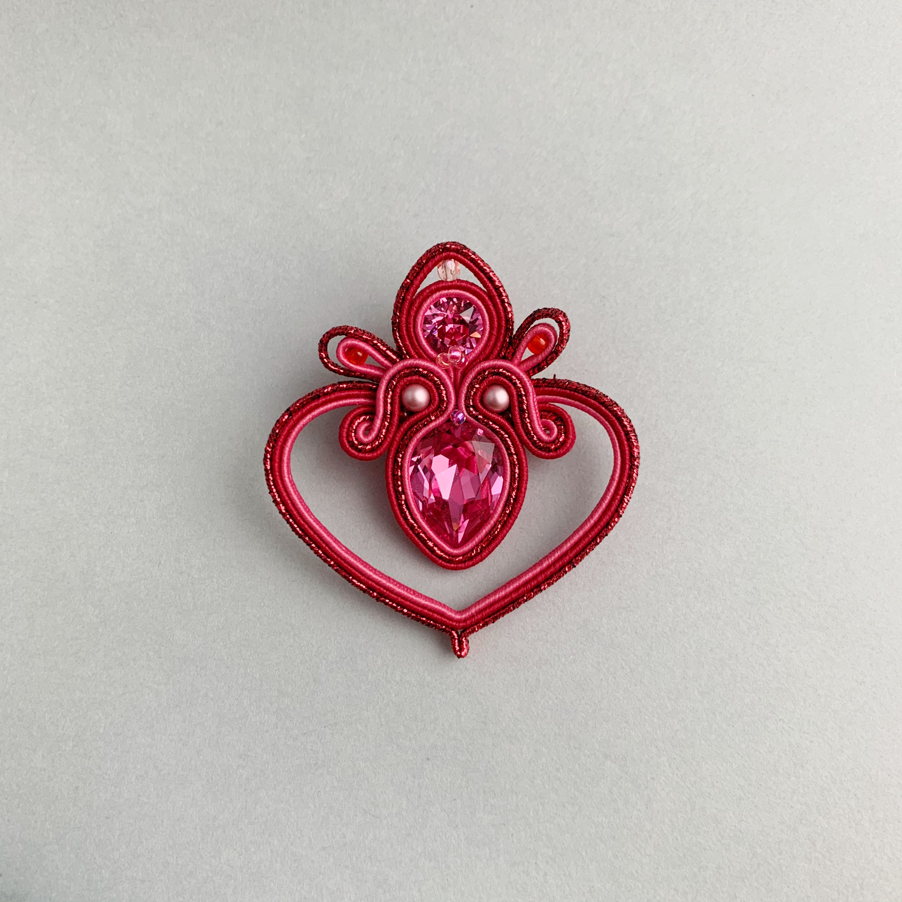 赤いハートブローチ