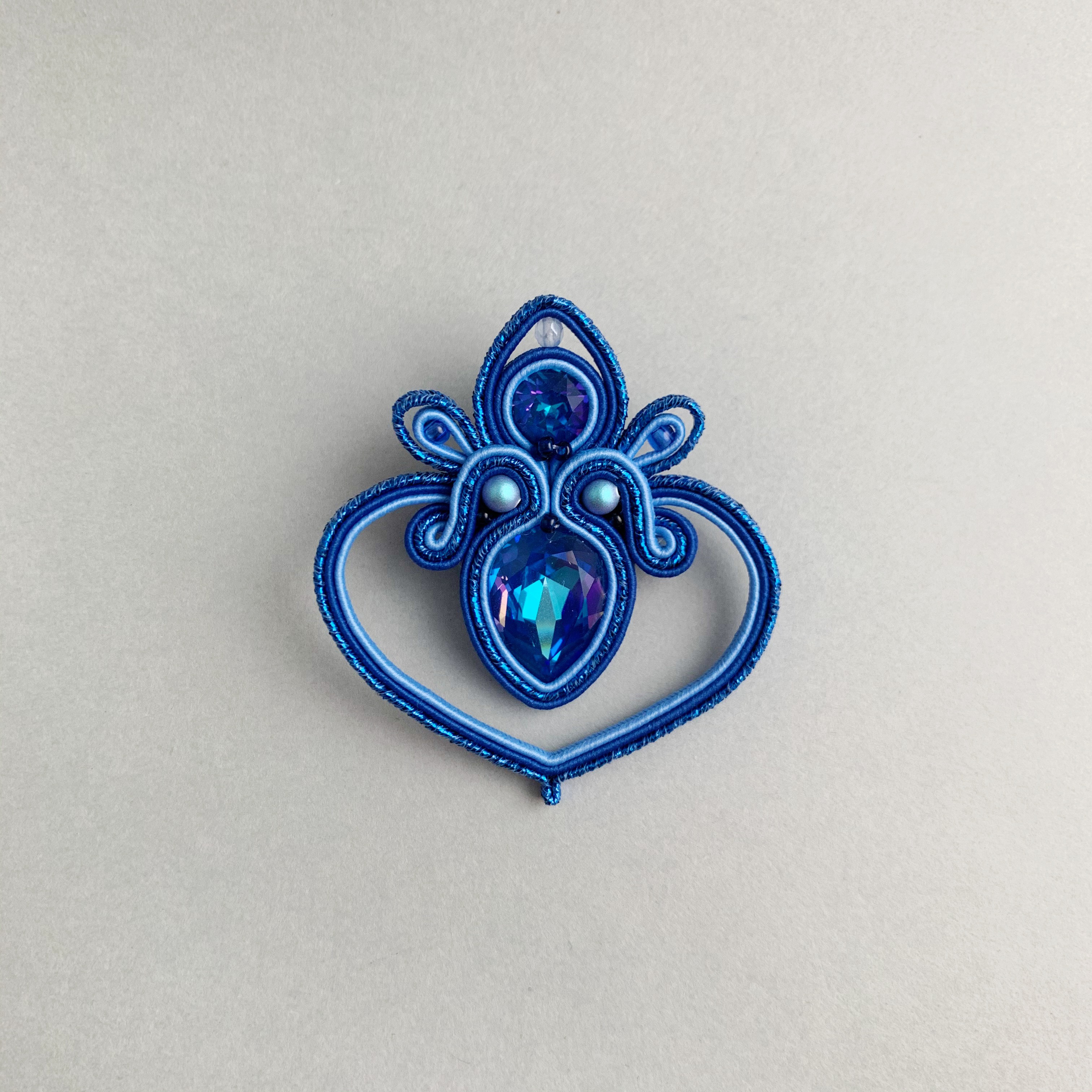 青いハートブローチ
