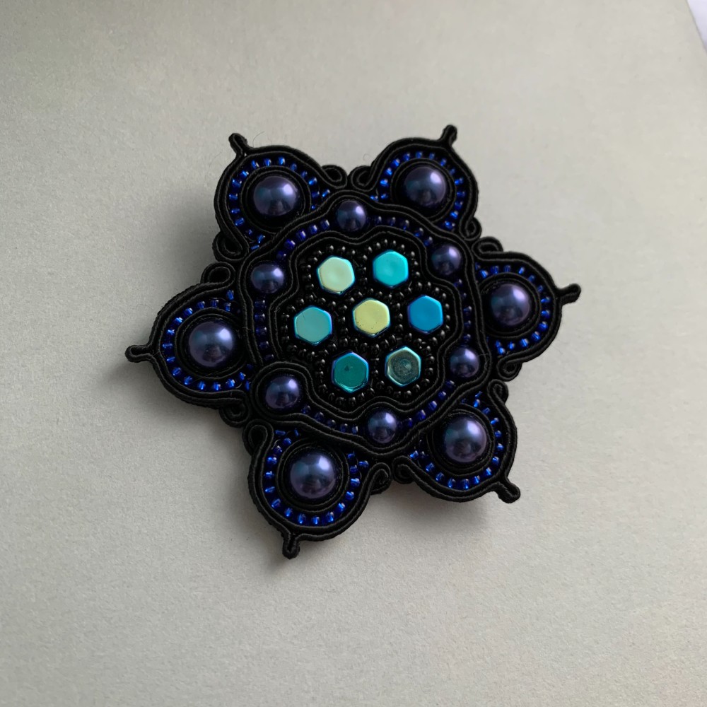 濃紺の結晶ブローチ
