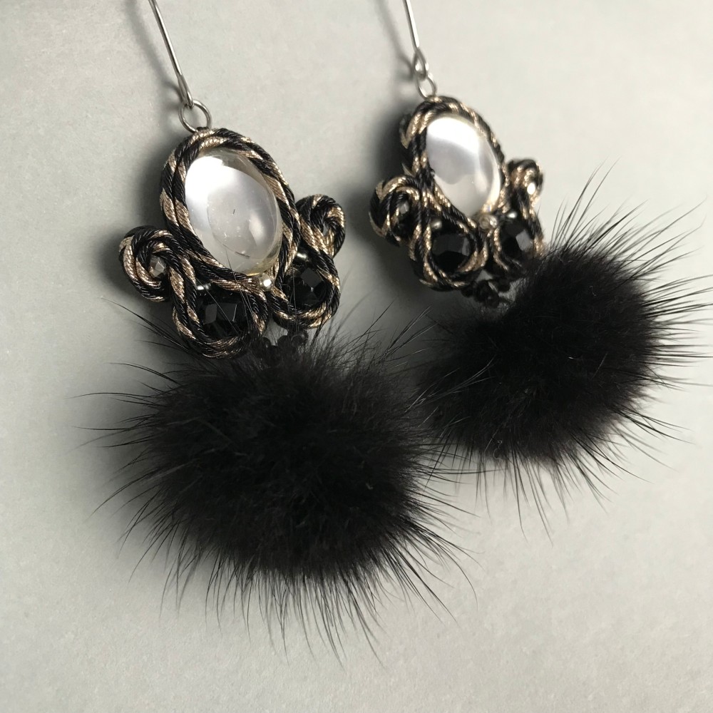 揺れるブラックファー付きピアス 5,400円