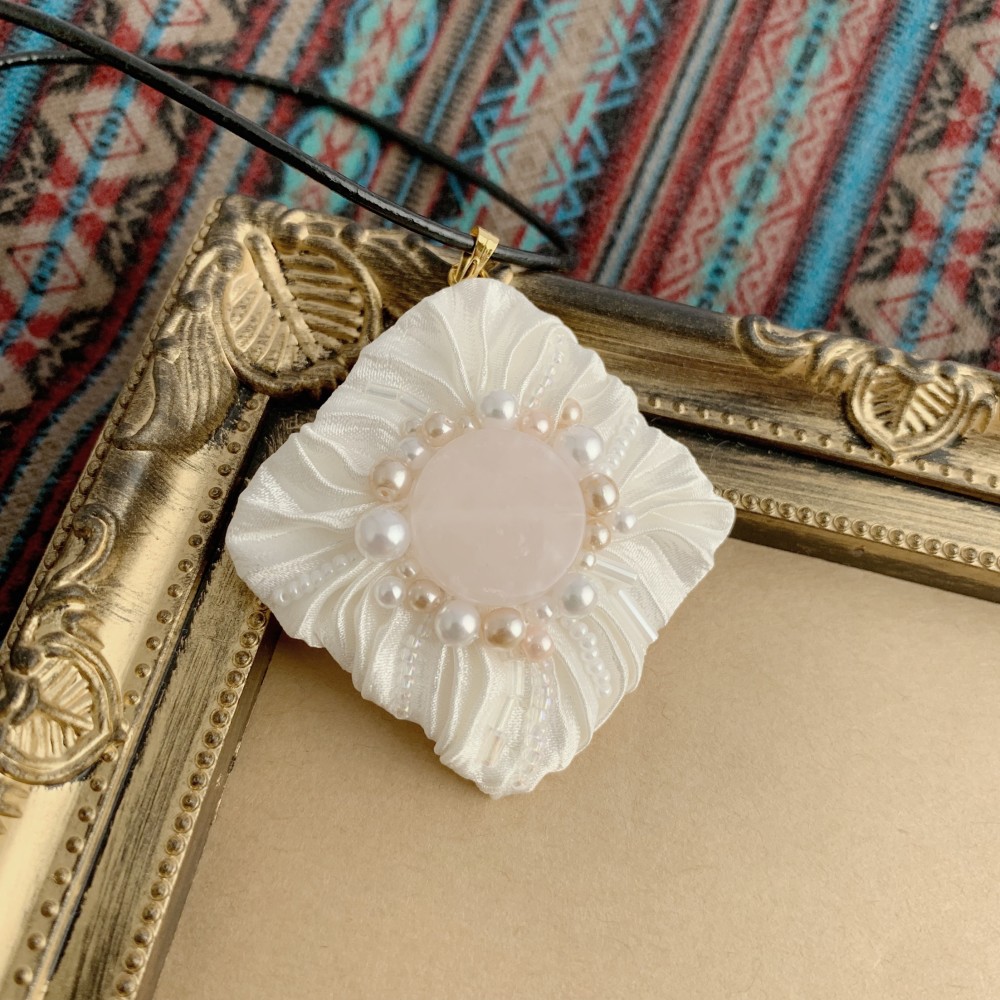 エキゾチック◎パールピンクとプリーツのネックレス