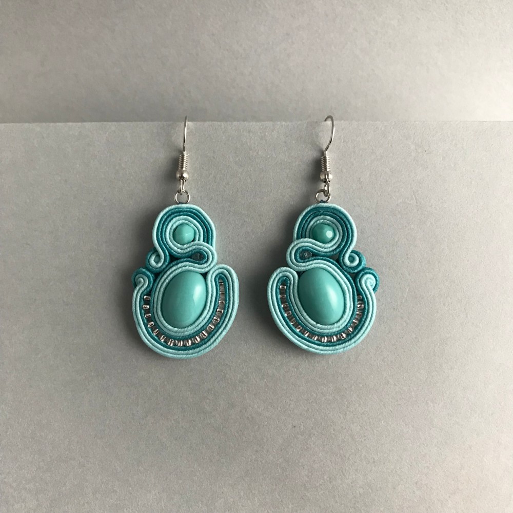 ペールブルーの揺れるピアス