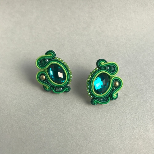 《受注生産》緑×緑×緑ピアス　Feminine Earrings 3枚目の画像