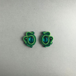 《受注生産》緑×緑×緑ピアス　Feminine Earrings 2枚目の画像
