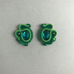 《受注生産》緑×緑×緑ピアス　Feminine Earrings 4枚目の画像