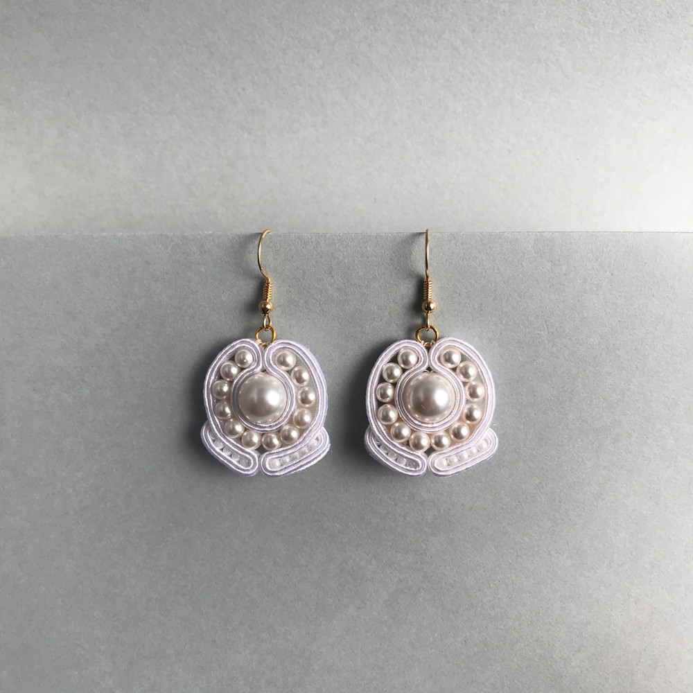 スワロ包むホワイトパールピアス☆ウェディングや卒業式にも◎