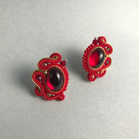 《受注生産》赤×ゴールド×赤ピアス　Feminine Earrings　イヤリング、金属アレルギー対応 1枚目の画像