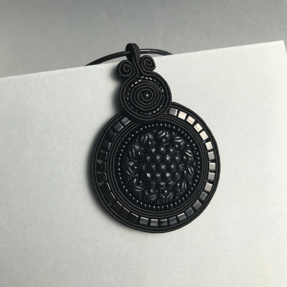黒い向日葵　ペンダント