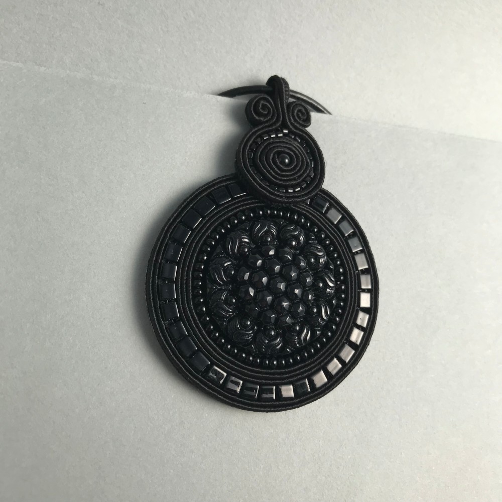 黒い向日葵　ペンダント