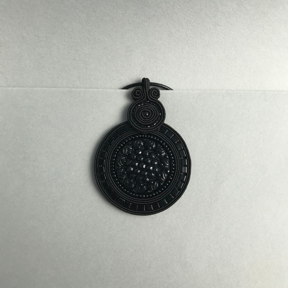 黒い向日葵　ペンダント
