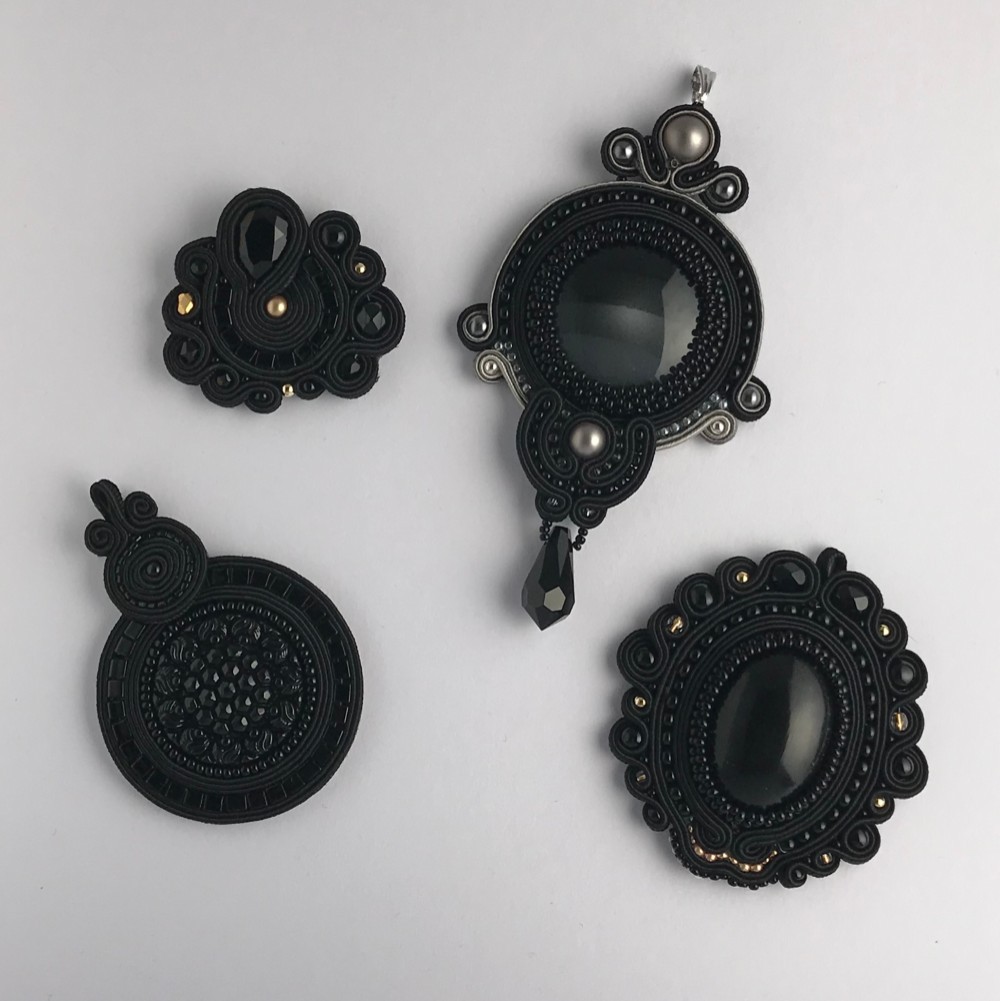 黒い向日葵　ペンダント