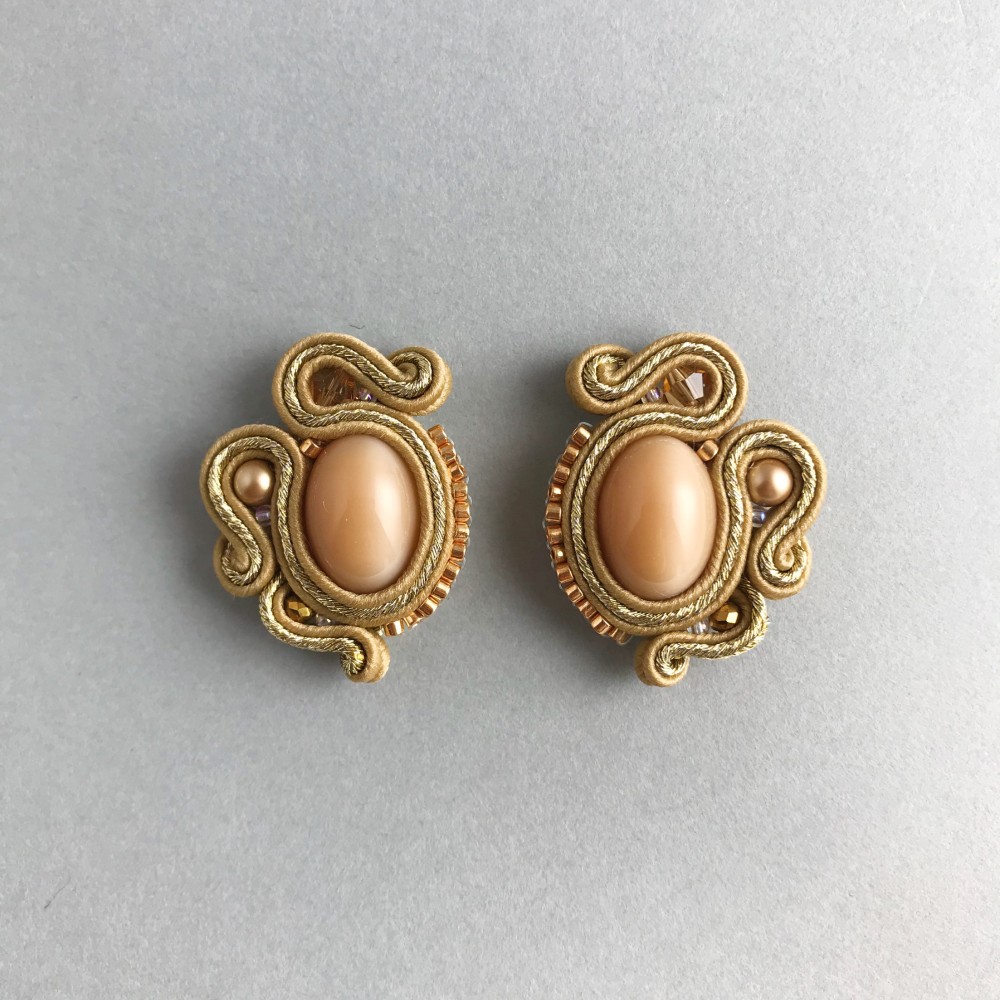 受注生産　イヤリング可能　金属アレルギー対応　ベージュ×ゴールドソウタシエピアス