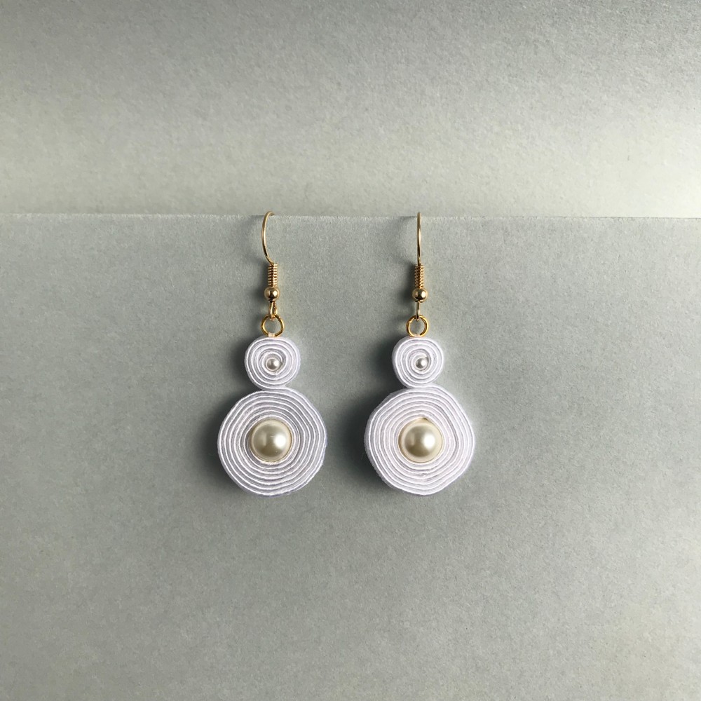 8ピアス　ホワイト　イヤリング可能