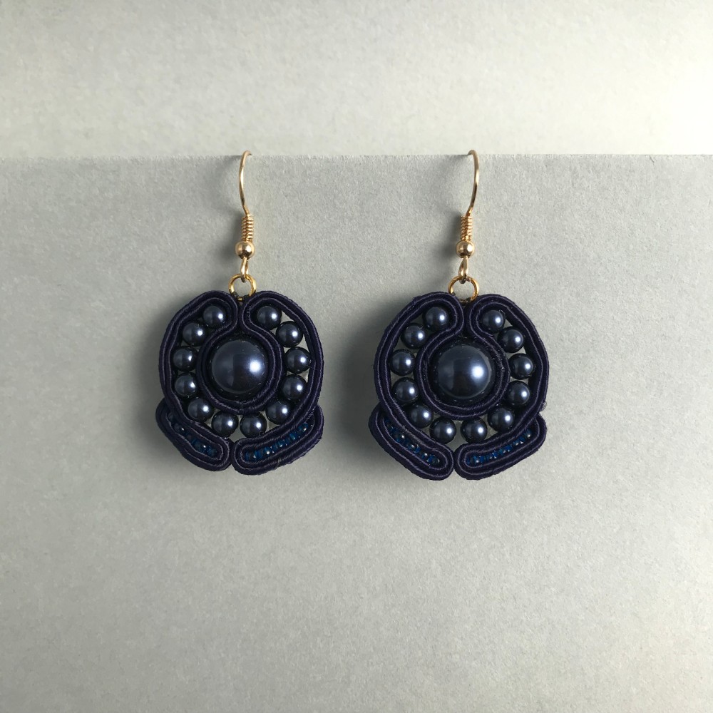 スワロ包むホワイトパールピアス☆ウェディングや卒業式にも◎