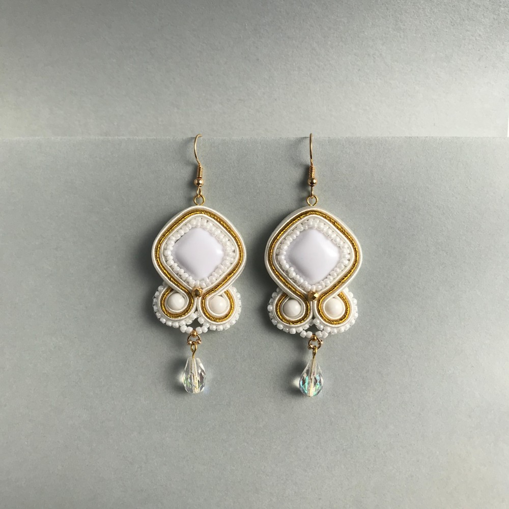 1点もの　艶白ひし形ピアス　イヤリング可能