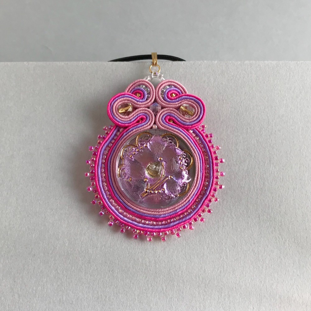 クリアピンクの花柄ペンダント　ソウタシエ