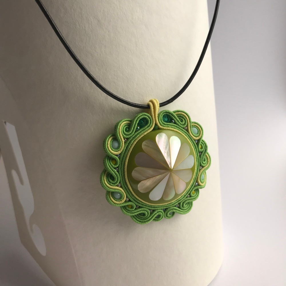 グリーンフラワー　ペンダント　ソウタシエ