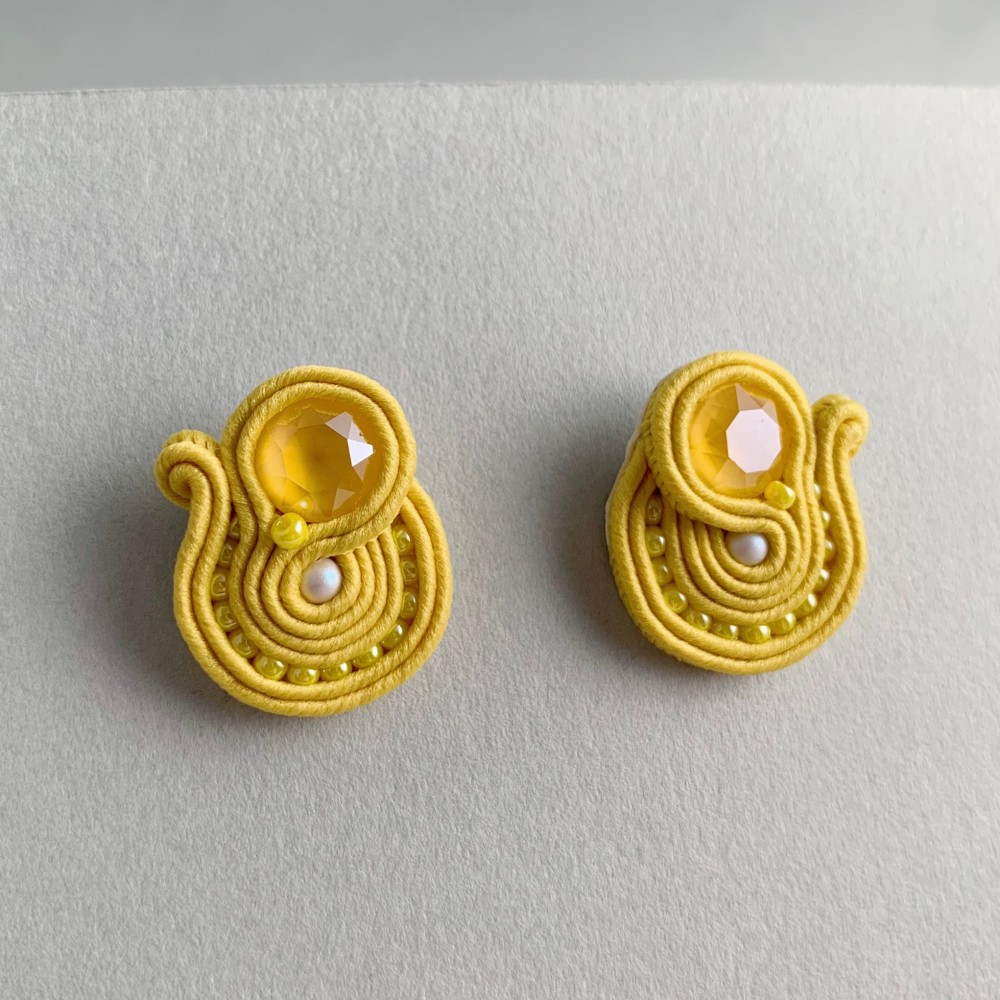 受注生産　イヤリング可能　金属アレルギー対応　パステルキュートピアス　マスタード